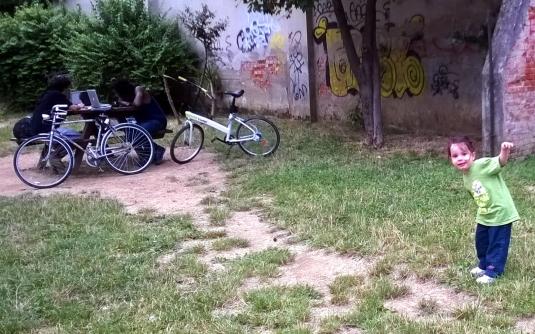 22 Viola al giardino con bici e tati